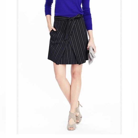 ❤️ 🆕 BANANA REPUBLIC Front-Tie Pinstripe Skirt Color Bold Blue Stripe Size 2 - Picture 2 of 8